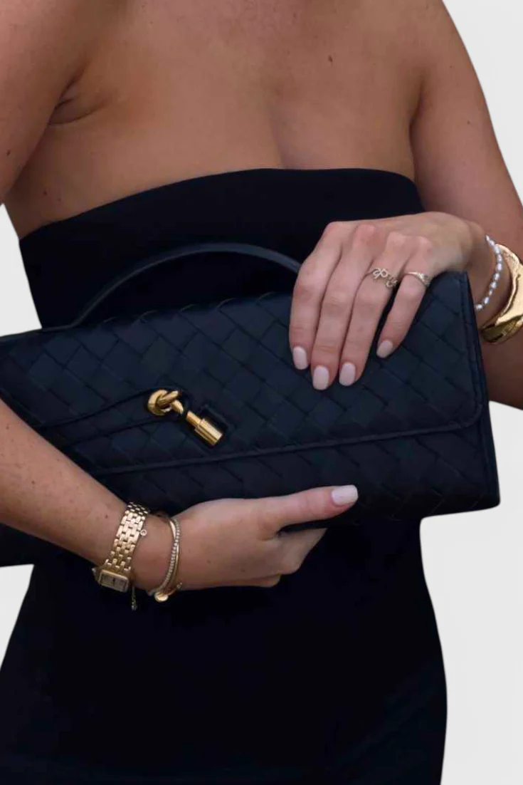 Melanie Clutch con Detalle de Nudo Dorado - Image 5