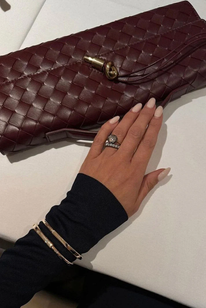 Melanie Clutch con Detalle de Nudo Dorado - Image 6