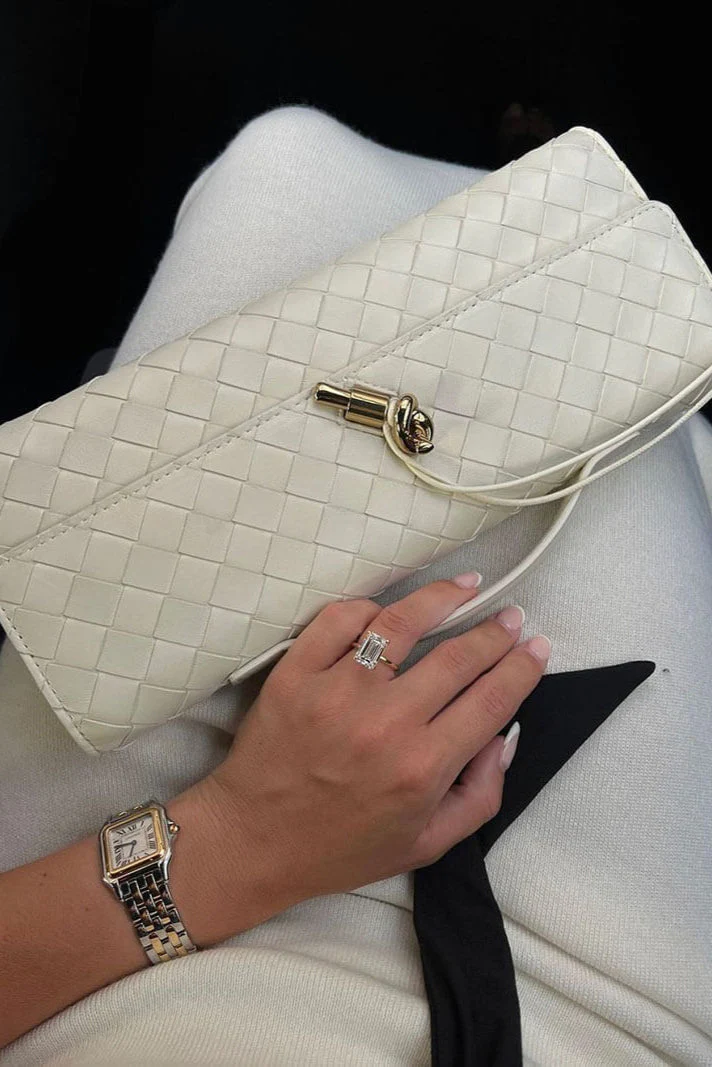 Melanie Clutch con Detalle de Nudo Dorado - Image 7