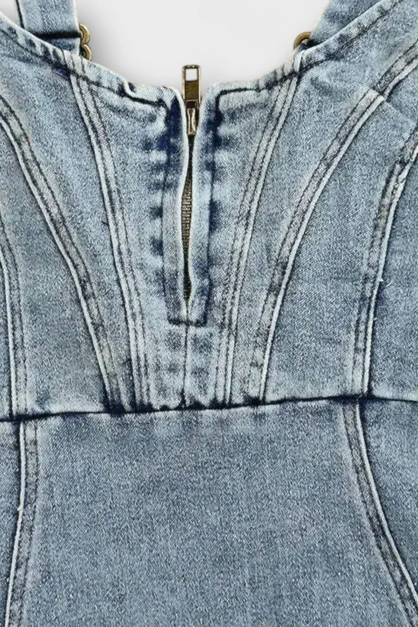 Janessa Vestido Denim con Tirantes Ajustables y Abertura Frontal - Image 5