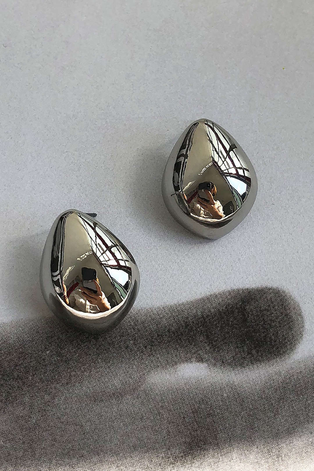 Pendientes Metálicos en Forma de Gota - Image 2
