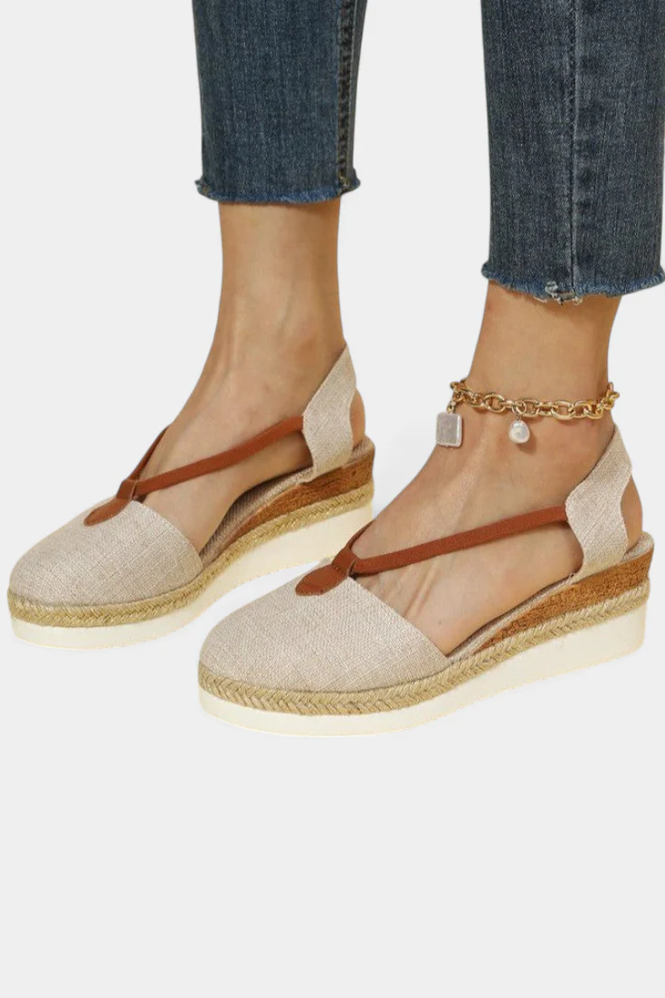 Eunate Sandalias Cerradas con Cuña de Efecto Yute y Detalle Natural