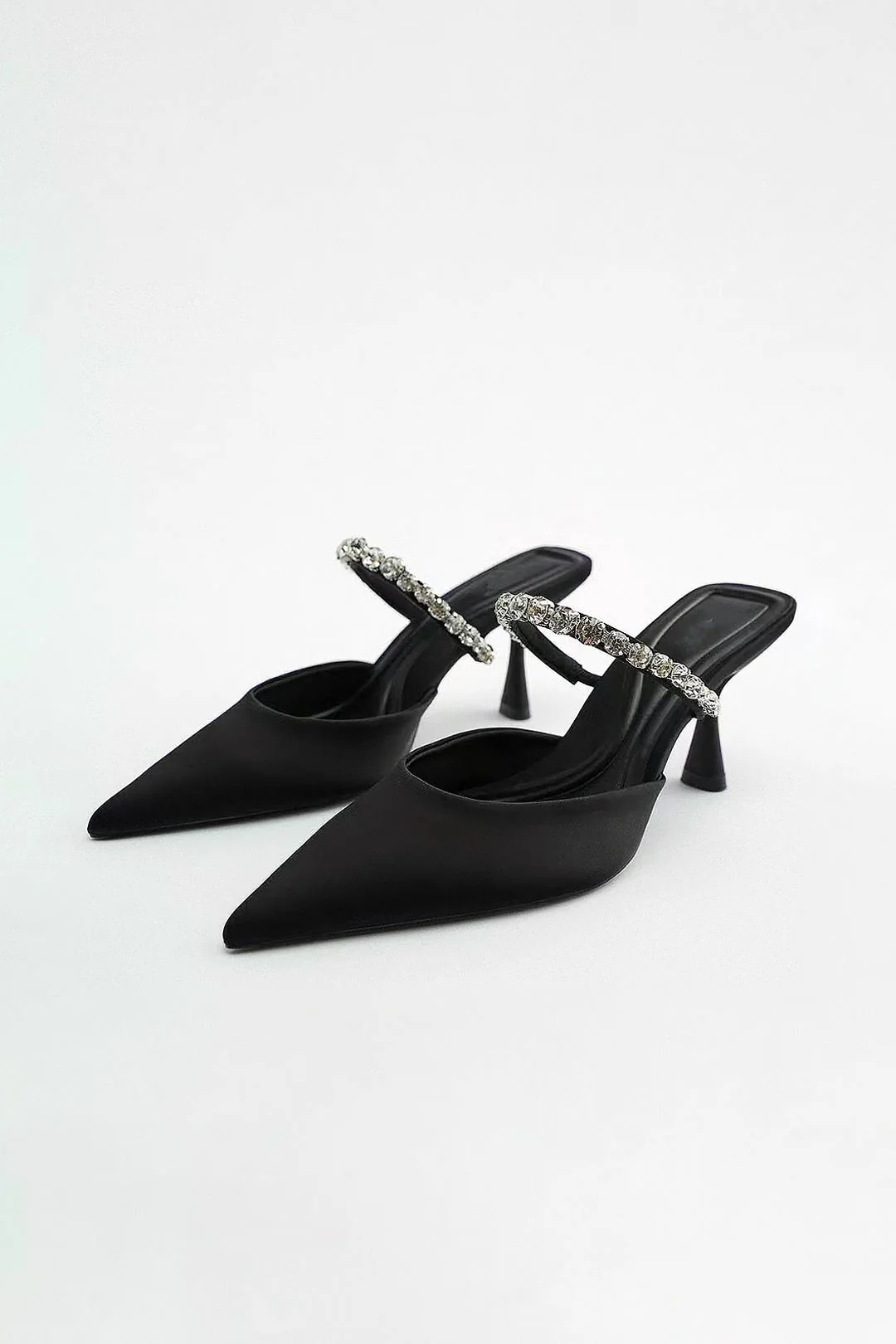 Sandalias de tacón alto con punta afilada adornadas con strass