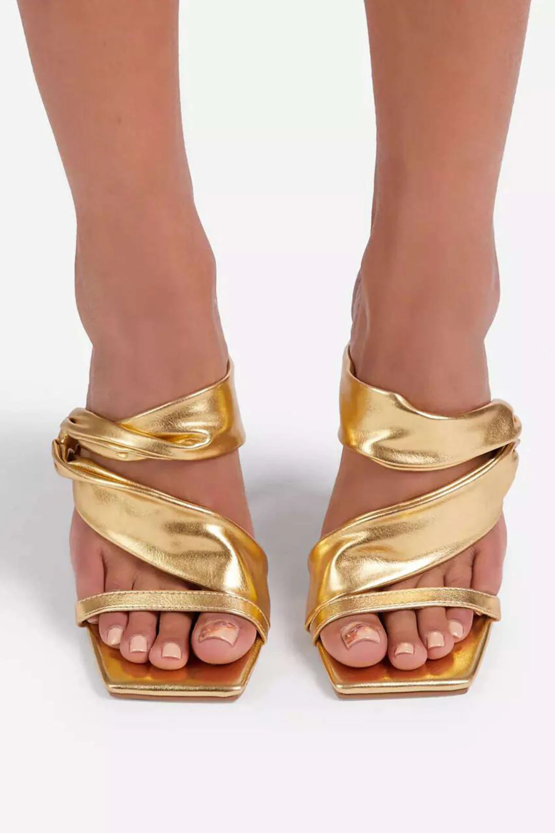 Sandalias de tacón alto con punta cuadrada arrugada metálica - Image 11