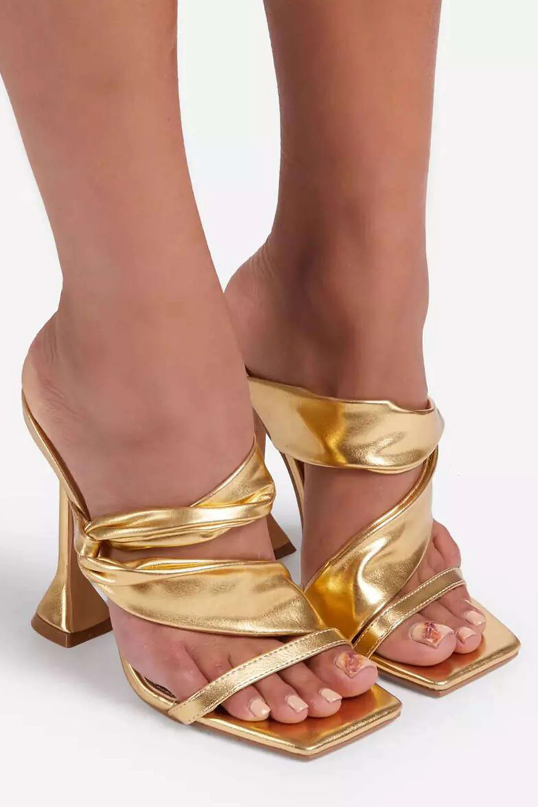 Sandalias de tacón alto con punta cuadrada arrugada metálica - Image 2