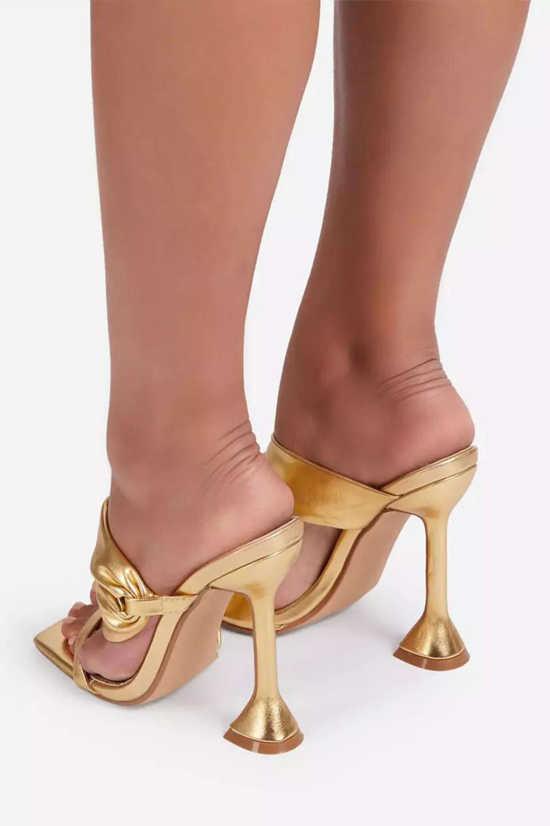 Sandalias de tacón alto con punta cuadrada arrugada metálica - Image 4