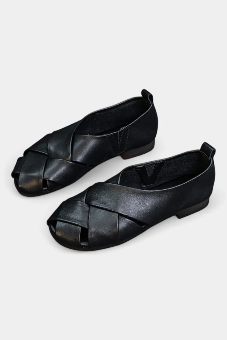 Nayra Zapatos Planos Abiertos de Cuero Negro con Detalle Cruzado - Image 4